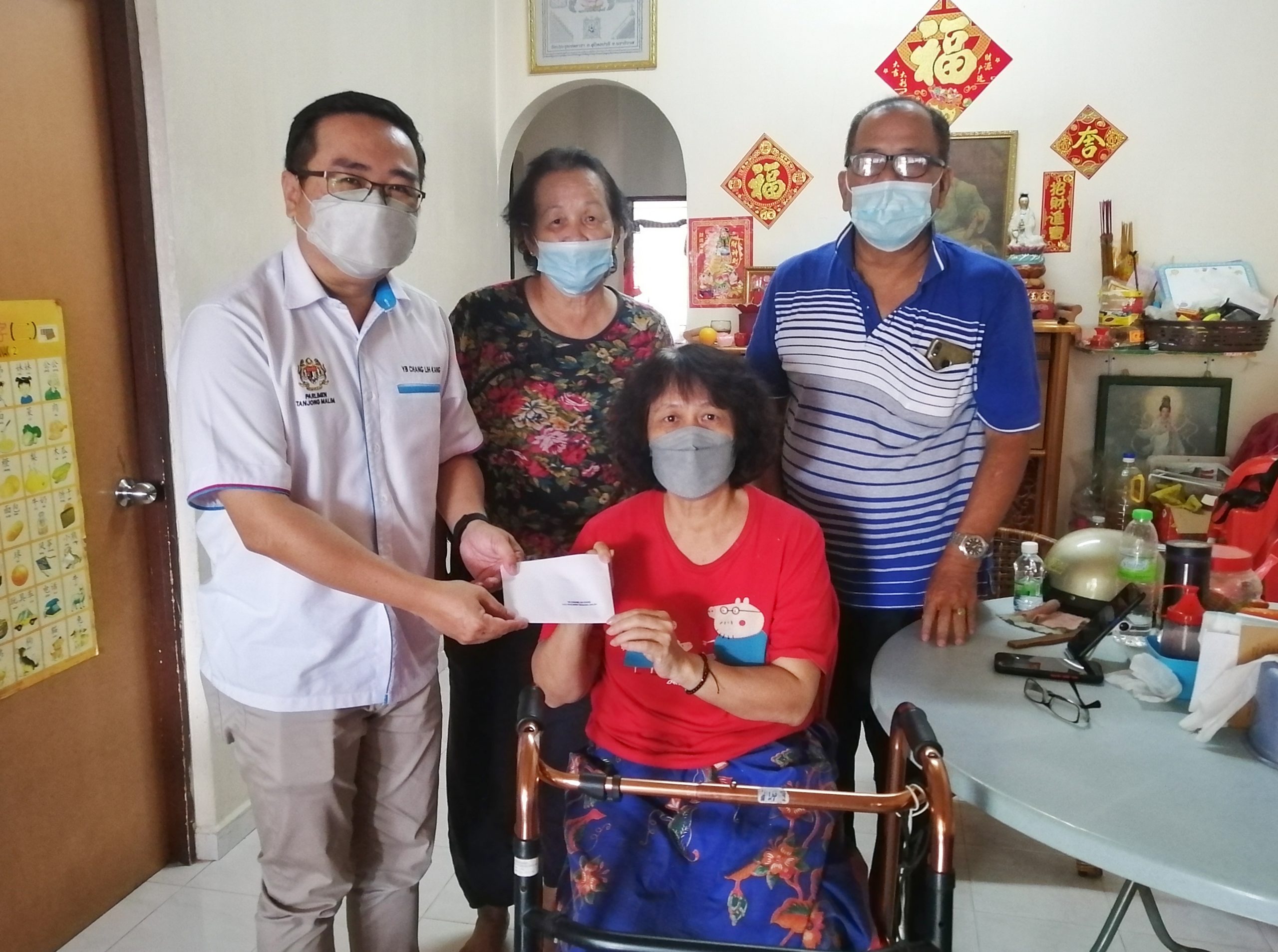 霹:女士遇车祸致髋骨受伤,郑立慷资助减轻负担