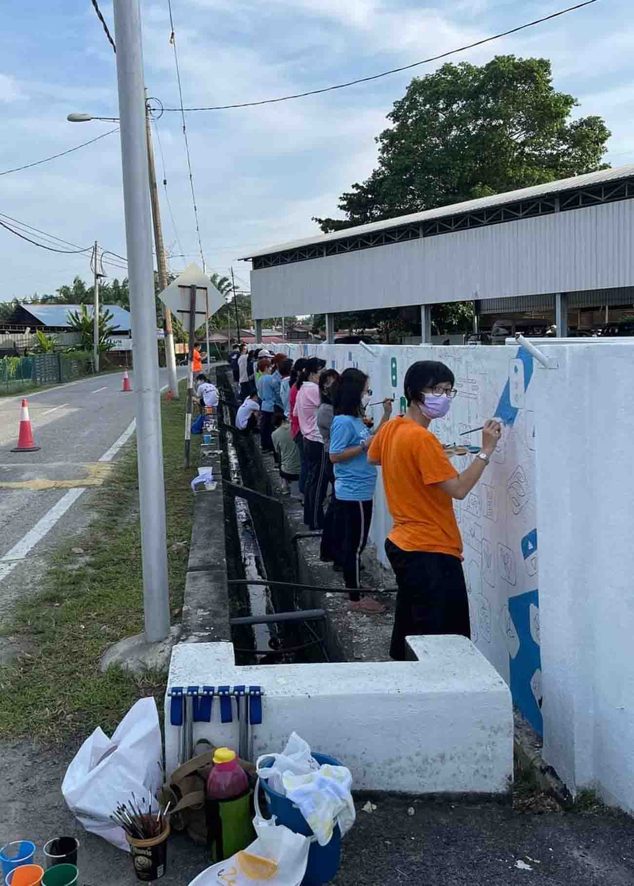 霹：学子头／育英华小百幅壁画 迎百年校庆