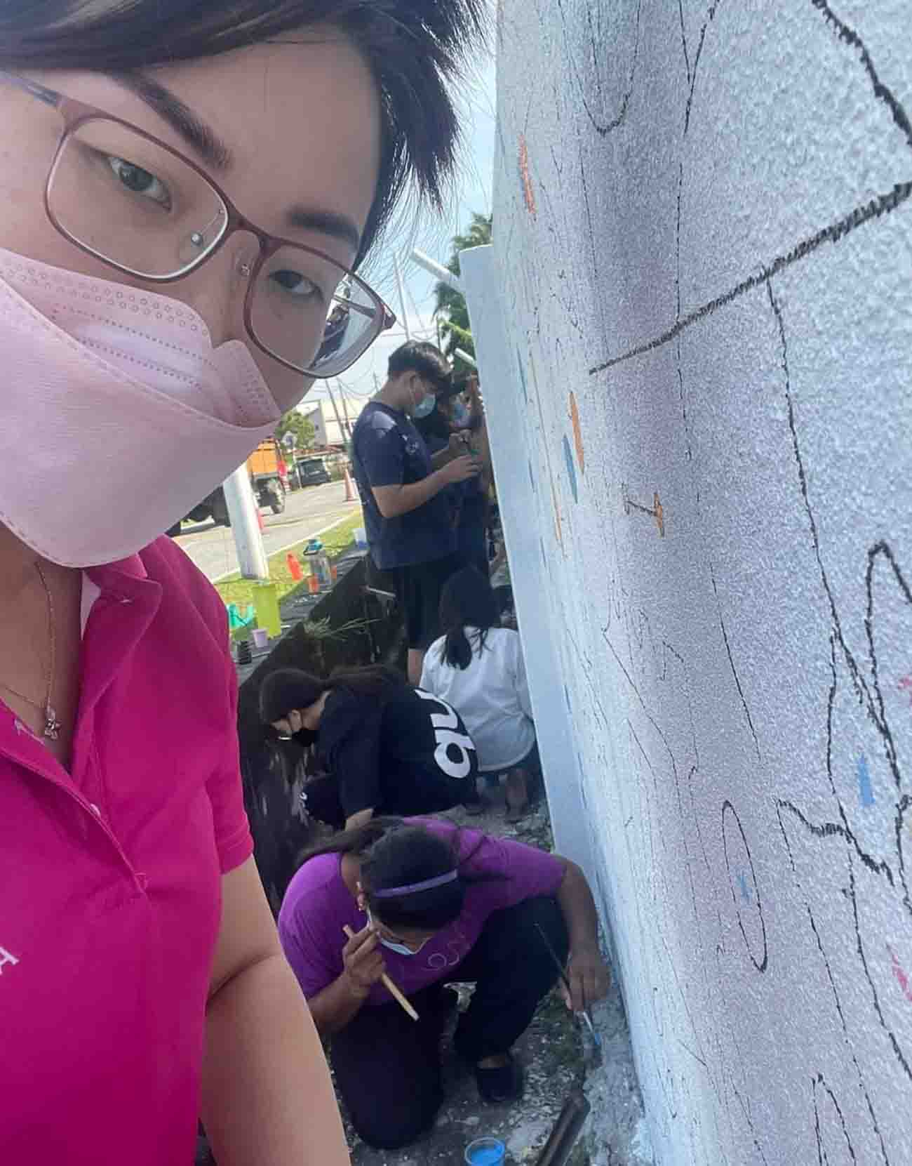 霹：学子头／育英华小百幅壁画 迎百年校庆