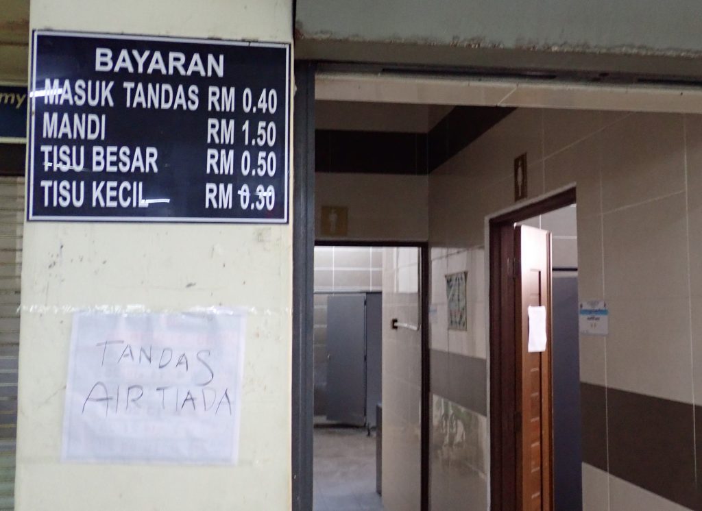 霹:小版头/公厕断水臭气冲天小贩商吁市议会尽速解决