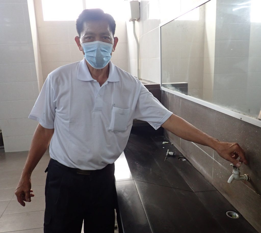 霹:小版头/公厕断水臭气冲天小贩商吁市议会尽速解决