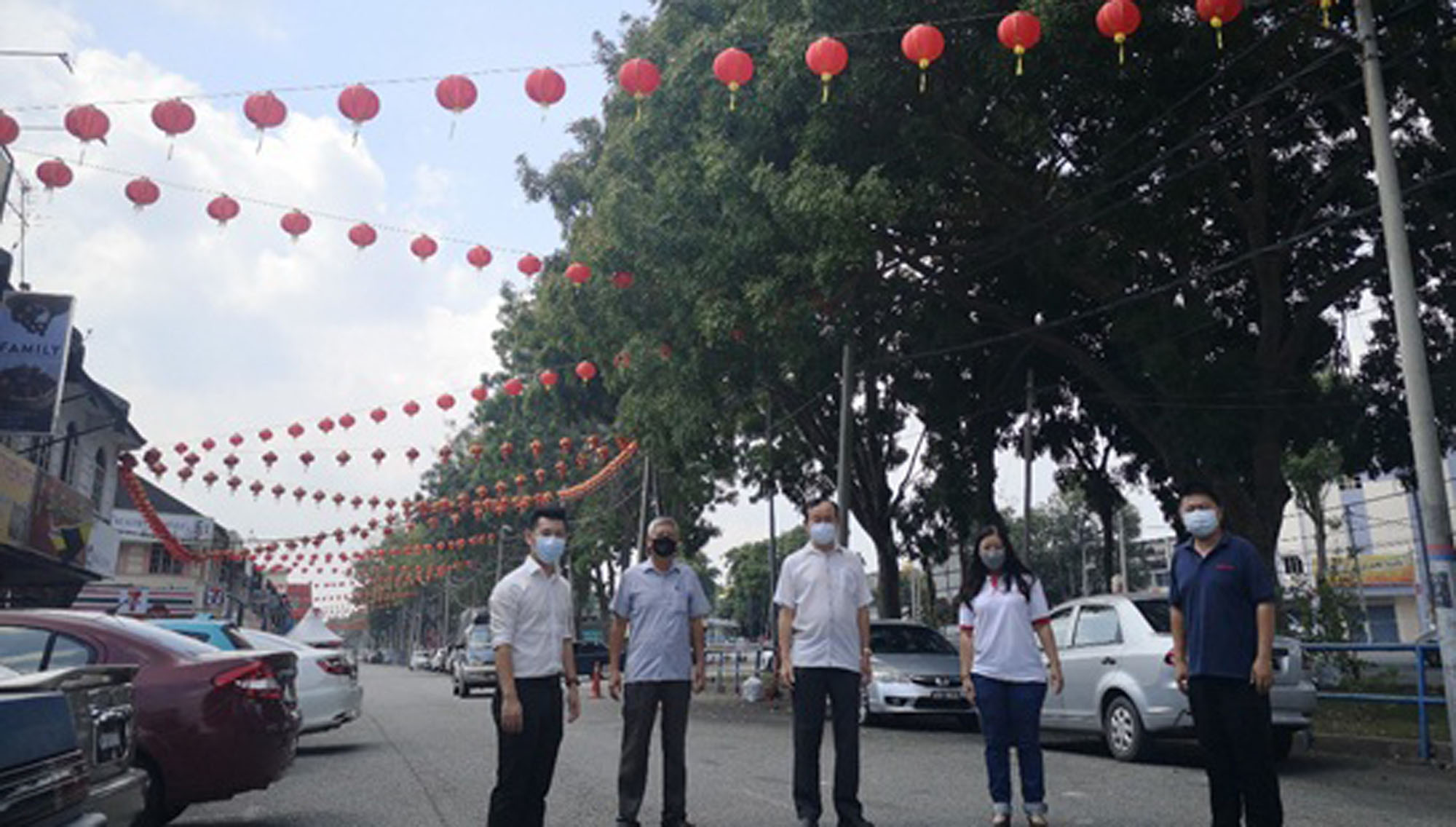 霹:木威火箭为爱大华挂800颗红灯笼