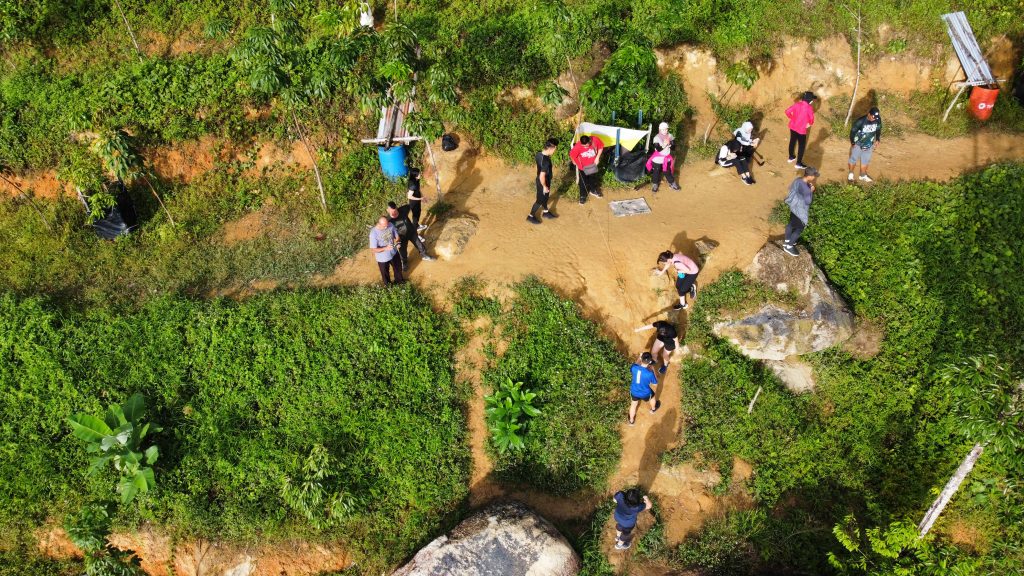 霹：版三下方／元旦登高迎好意头 利民加地山火热