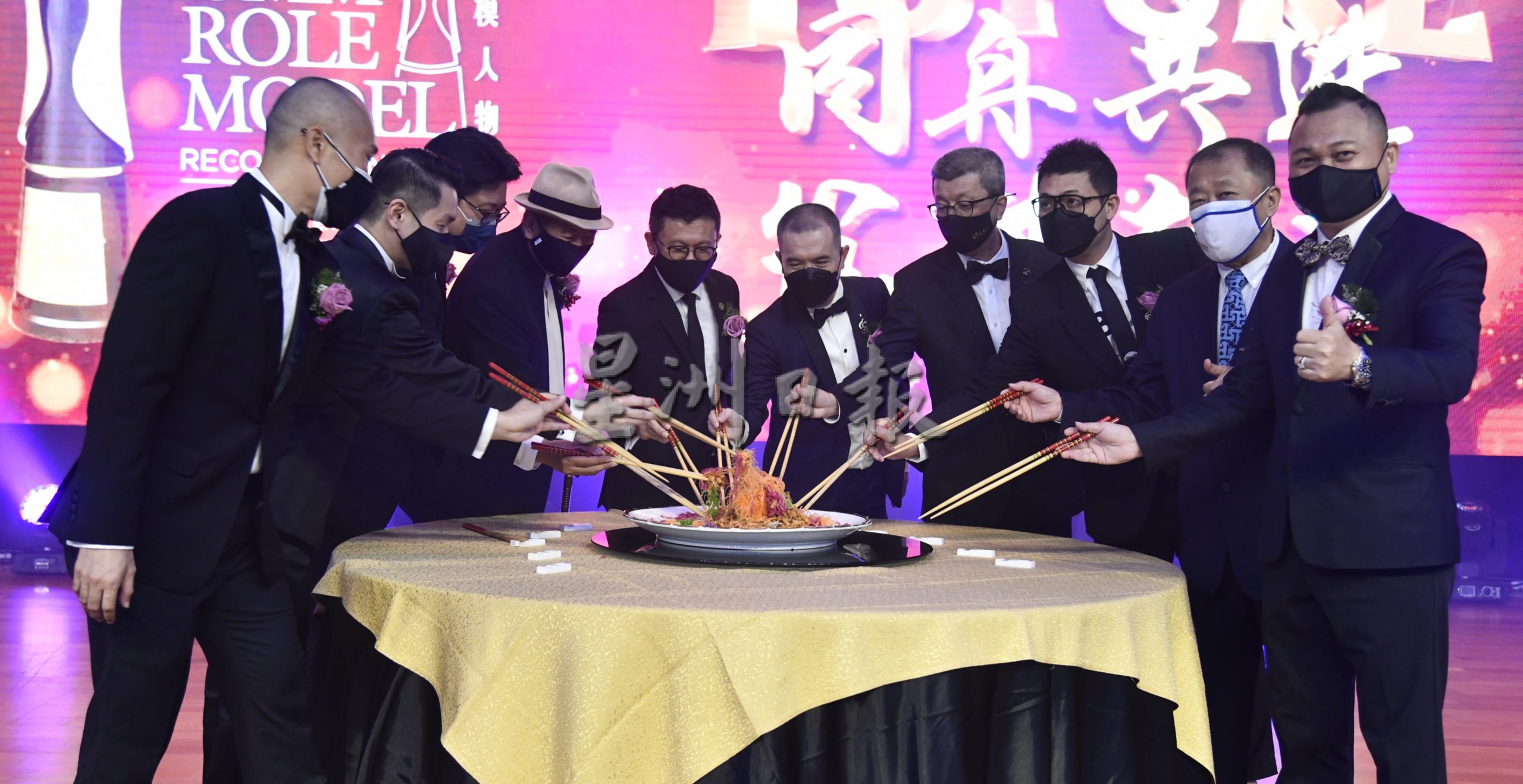 青创会颁发青创楷模人物