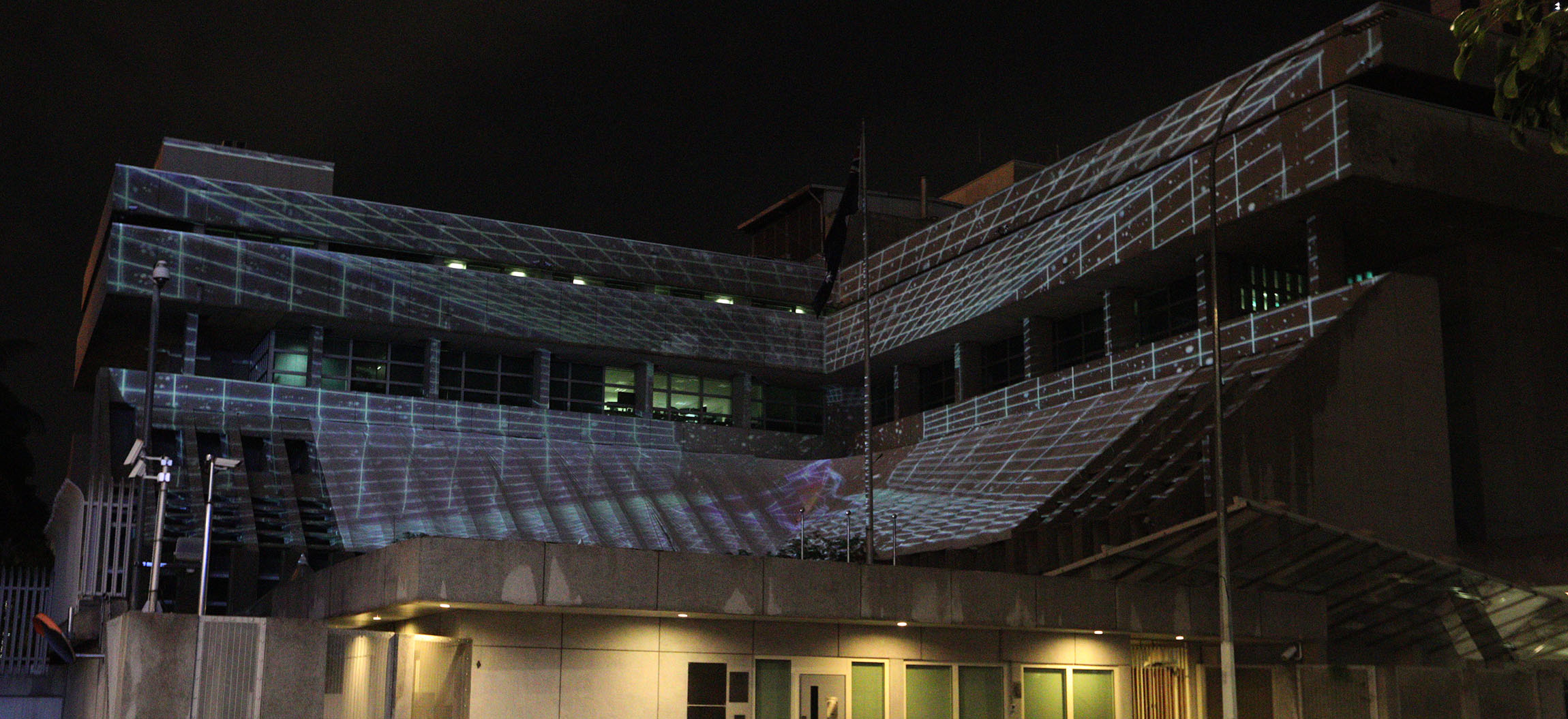 革新创意“Light Up”灯光秀 将数字艺术投影在建筑物上