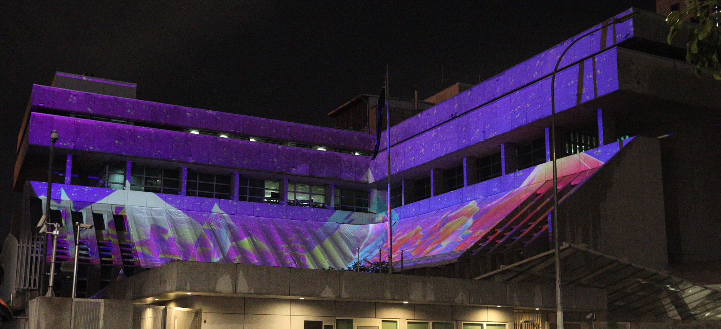 革新创意“Light Up”灯光秀 将数字艺术投影在建筑物上