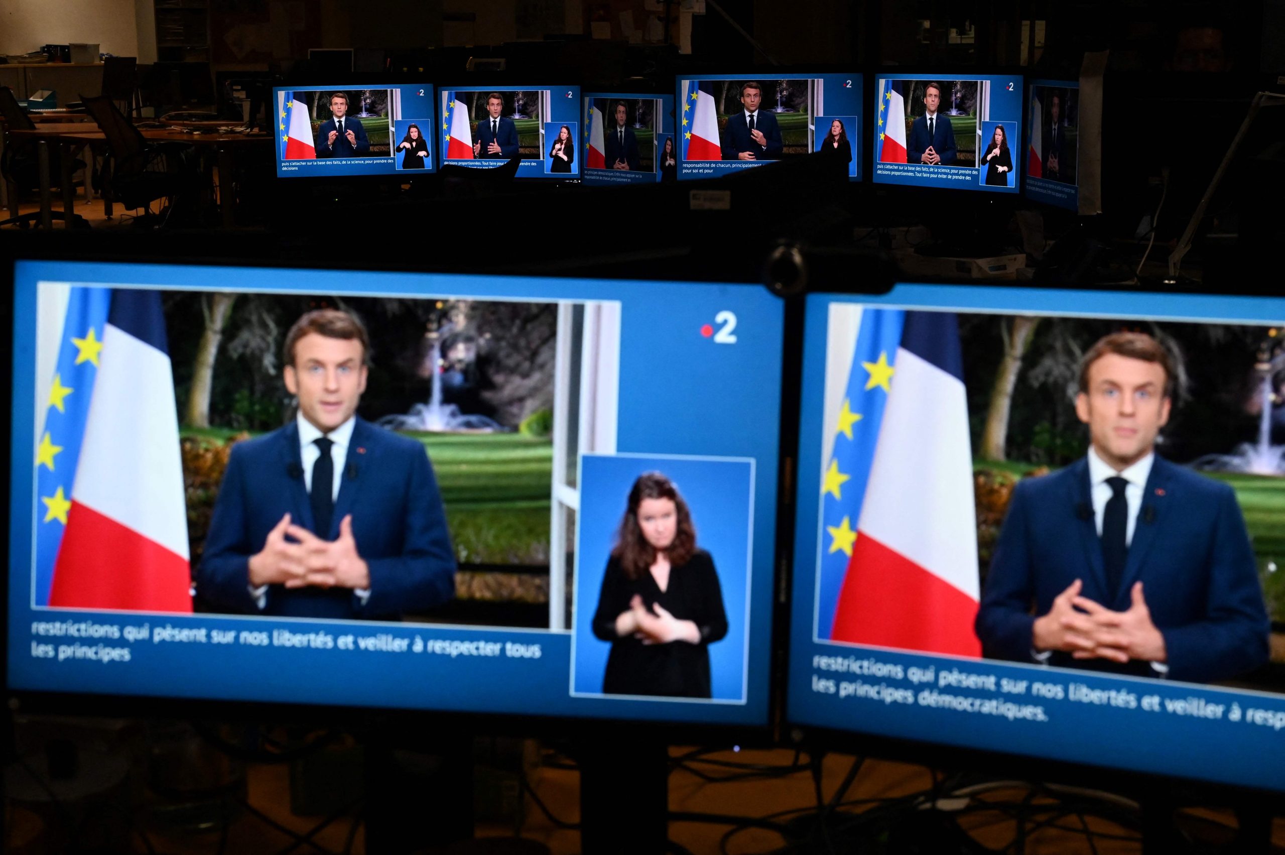 马克龙警告未来数周疫情形势艰难 但相信2022年能摆脱疫情 