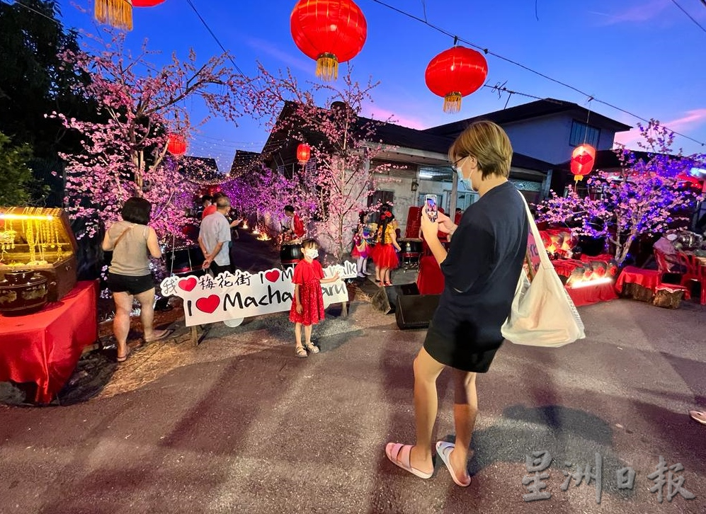 马接梅花街亮灯年味浓 赖家濠:延续传承中华文化