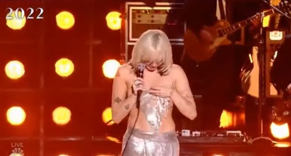 麦莉唱一半肩带断了  险露点急遮胸