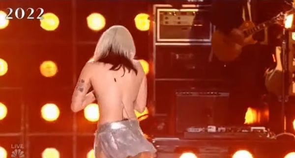 麦莉唱一半肩带断了  险露点急遮胸