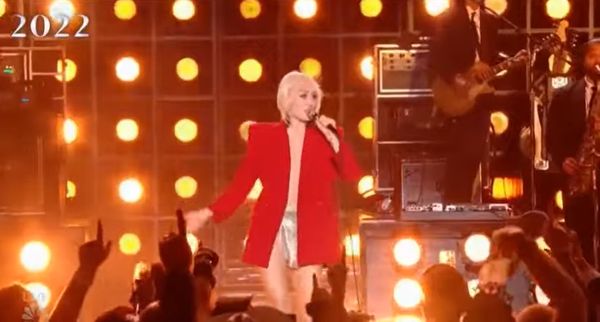 麦莉唱一半肩带断了  险露点急遮胸