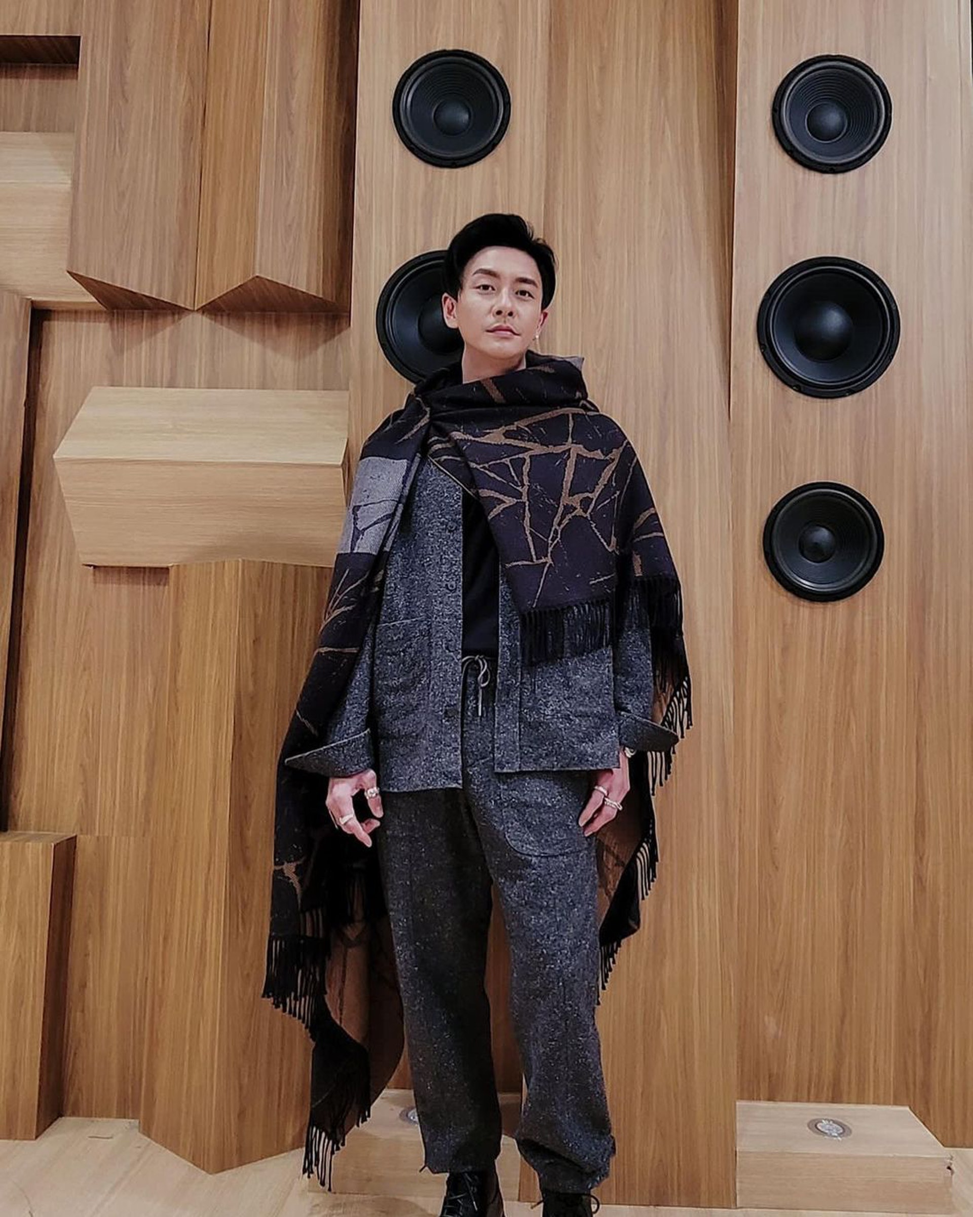 黄宗泽玩自拍惊变大叔 网吐槽:冒牌货?