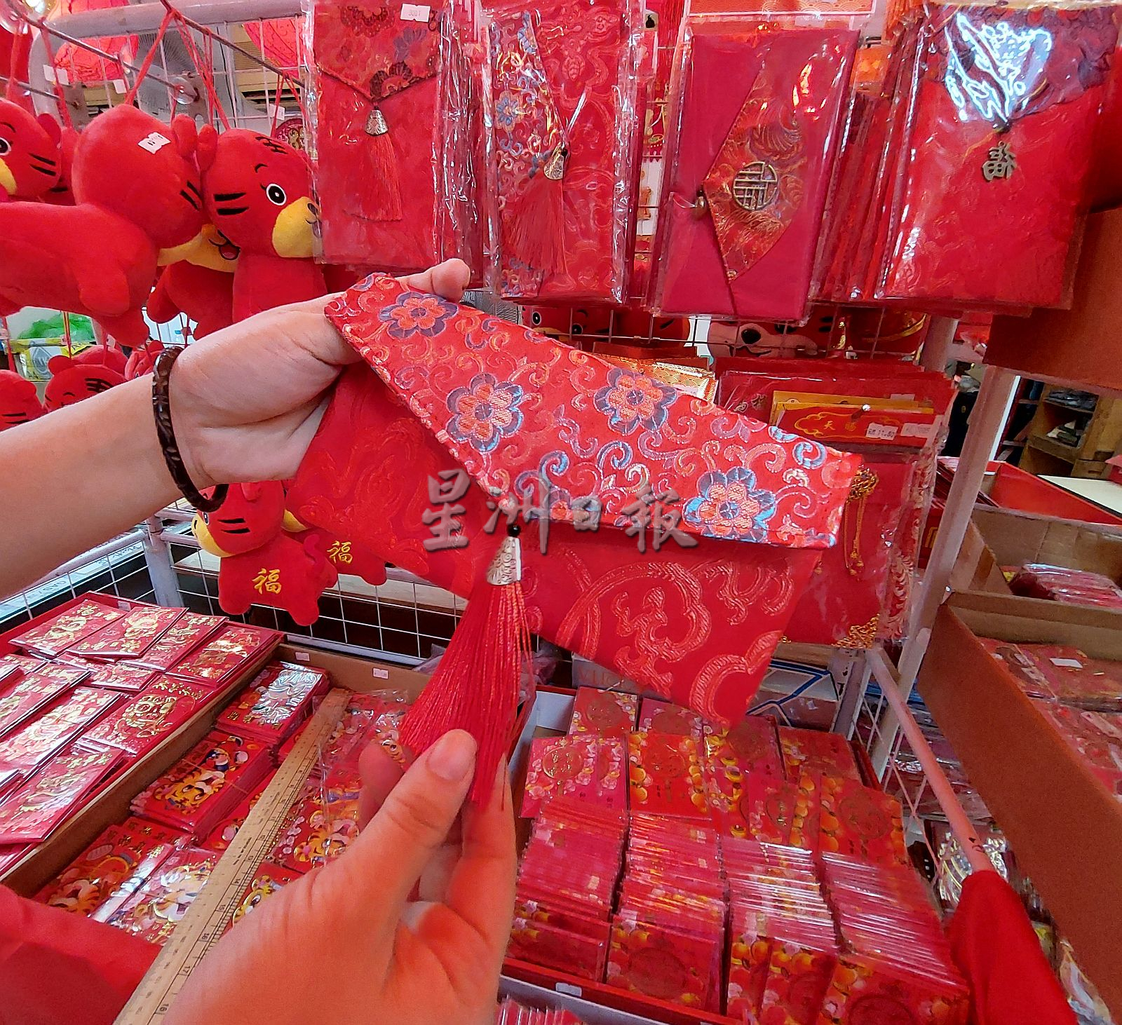 （古城封底主文）年市早热，顾客提早买年饰