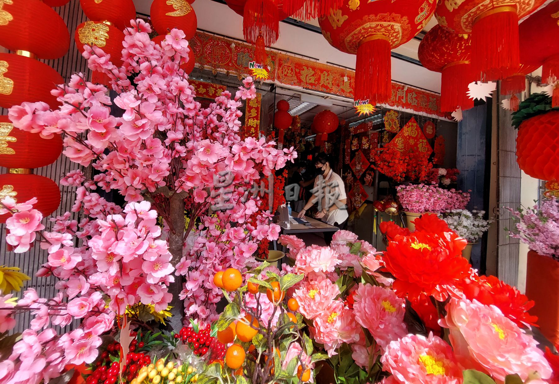 （古城封底主文）年市早热，顾客提早买年饰