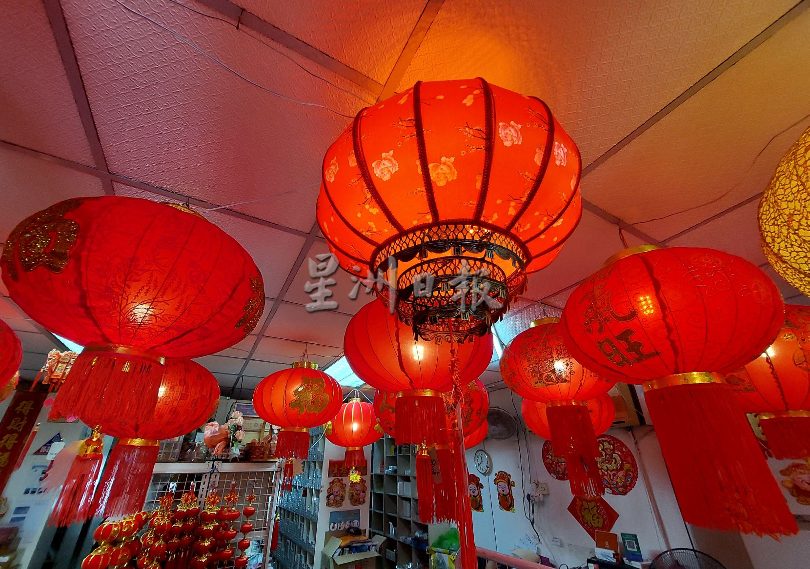 （古城封底主文）年市早热，顾客提早买年饰