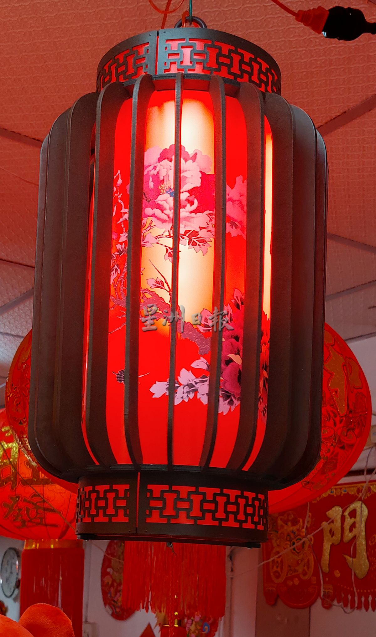 （古城封底主文）年市早热，顾客提早买年饰