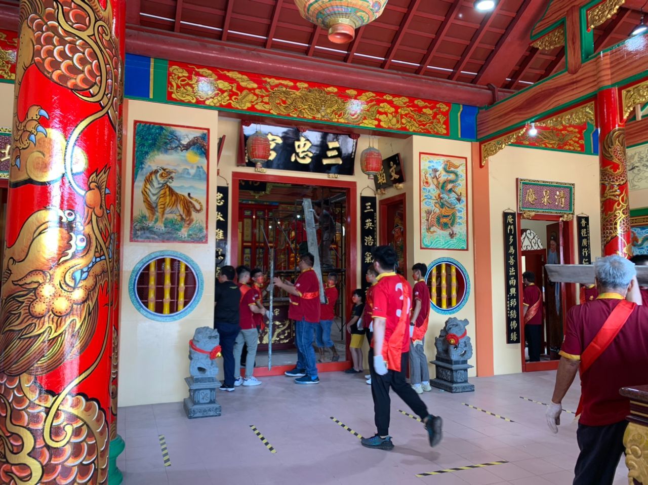 （古城封底副文）三忠宫除夕开放上香 