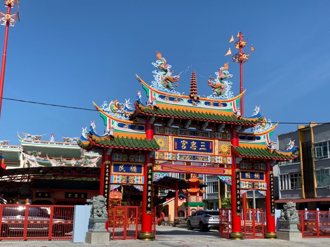 （古城封底副文）三忠宫除夕开放上香 