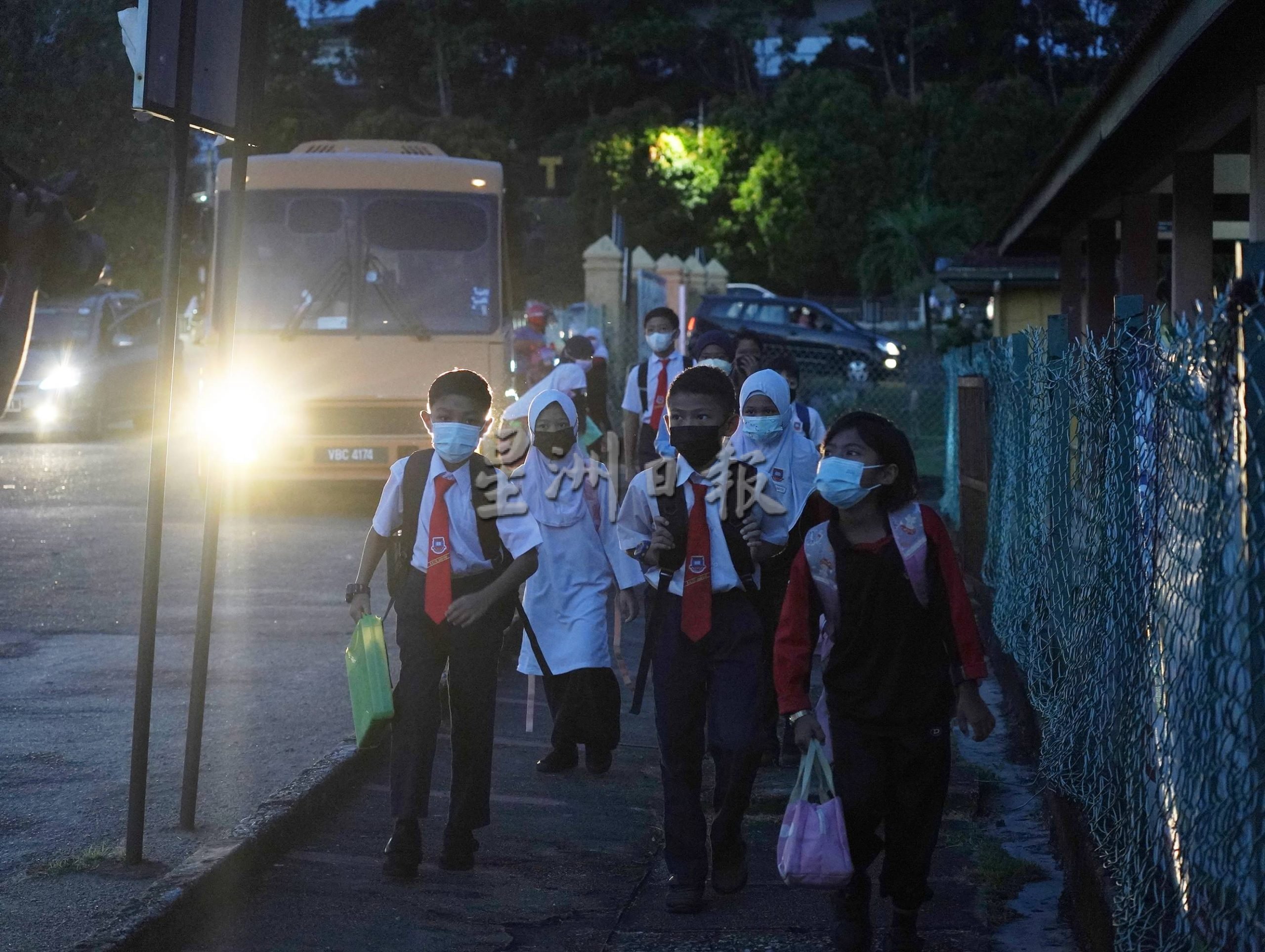 (古城封面主文)15万中小学学生开始上课,71学生仍在临时疏散中心未返校