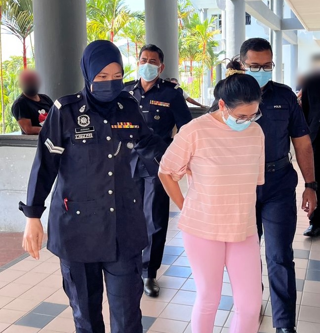 (古城版)华裔女子以熨衣板和辣椒致伤女童被控