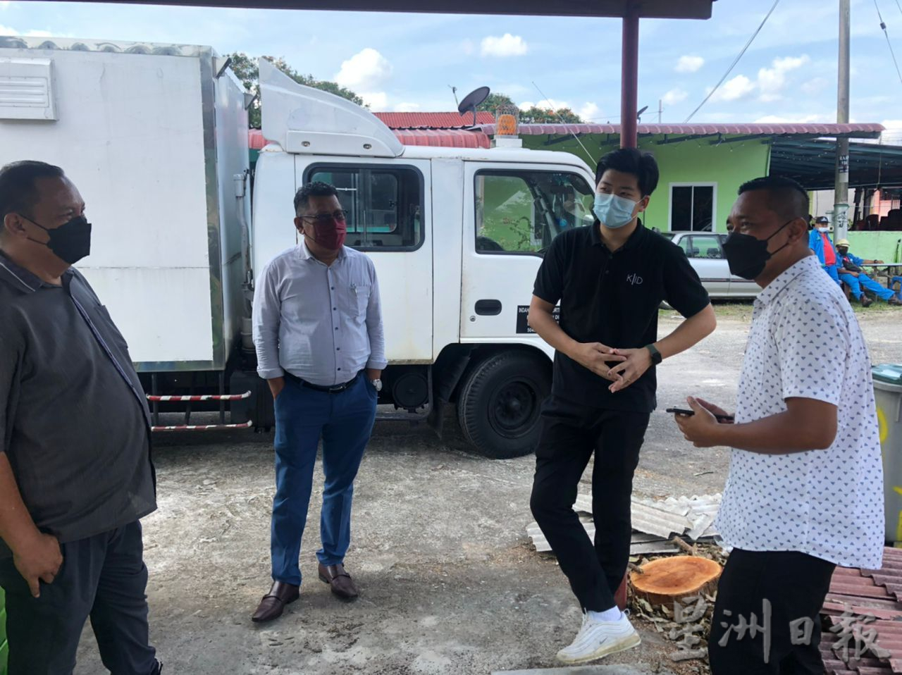 （古城第3版主文）树干压毁粪池盖影响排污水 影响居民生活