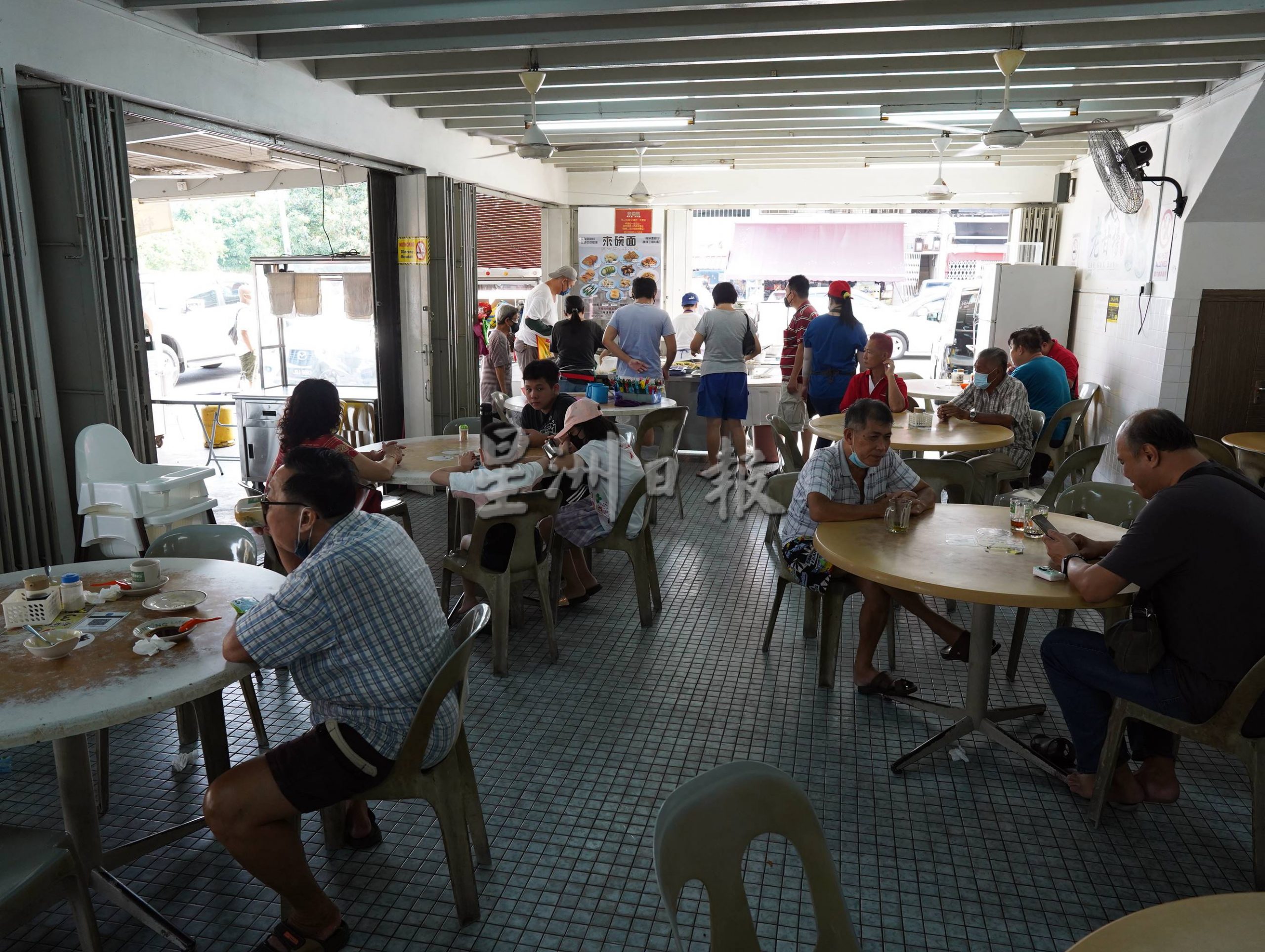 （古城第四版主文）除夕前一天，花店、饰品店现人潮