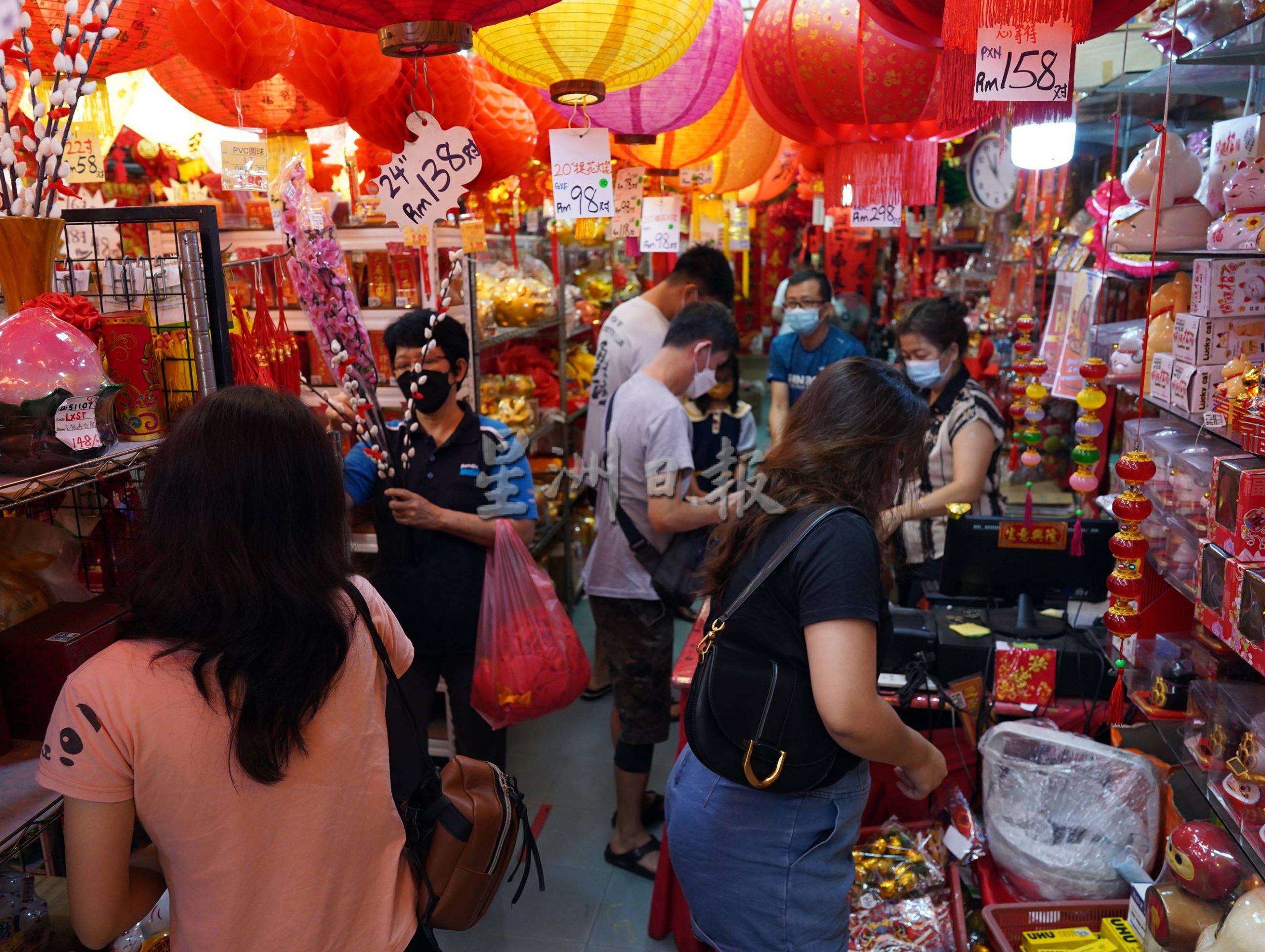 (古城第四版主文)除夕前一天,花店、饰品店现人潮
