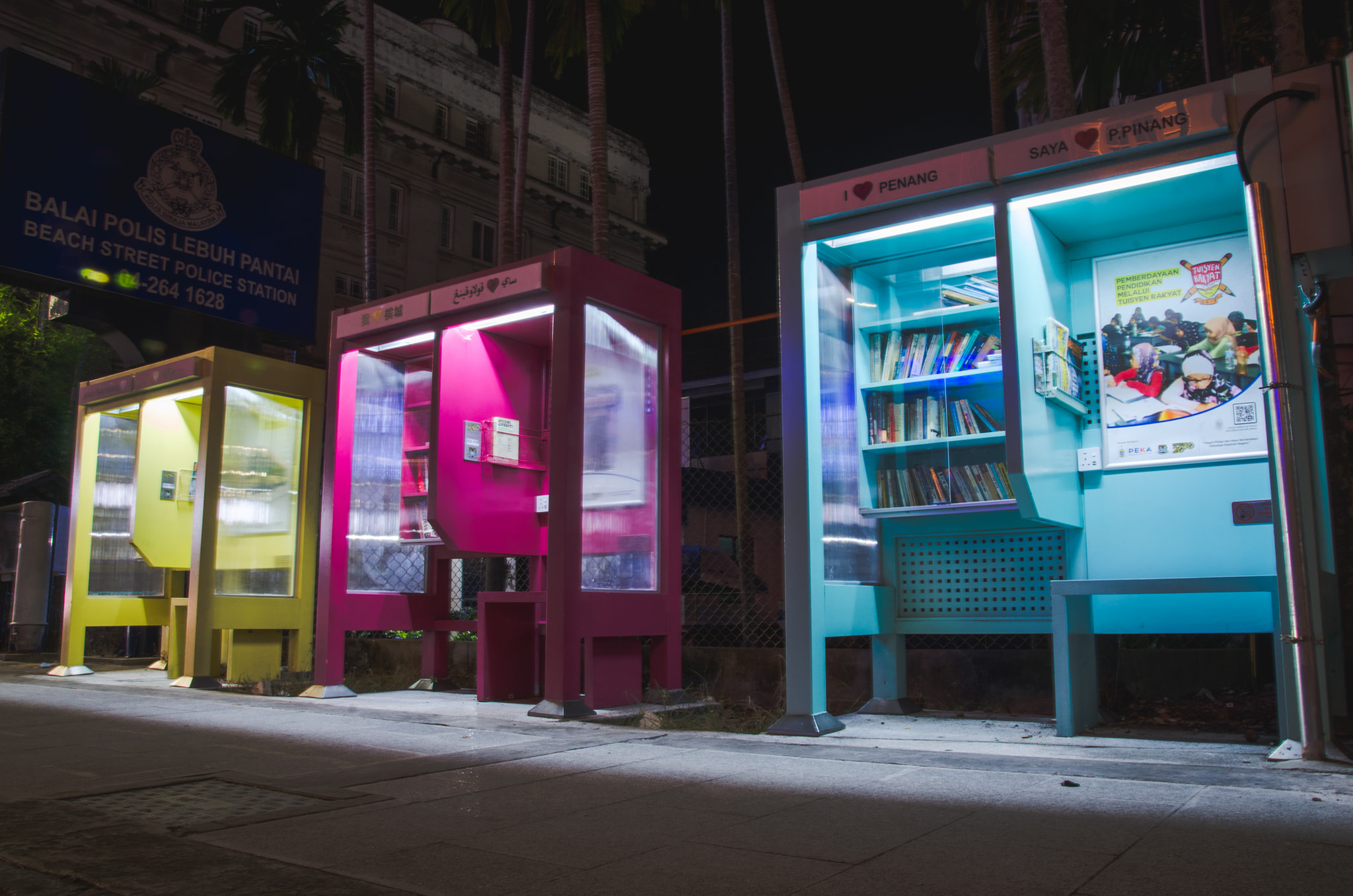 (大北马)旧电话亭变身街边迷你图书馆 请好好爱护它