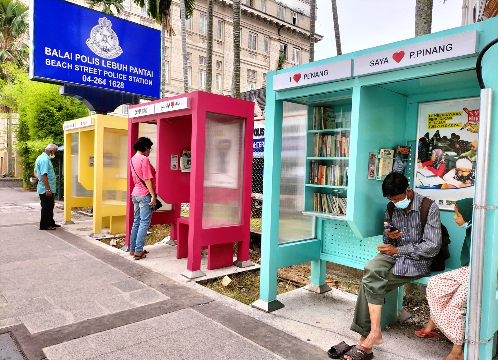 (大北马)旧电话亭变身街边迷你图书馆 请好好爱护它