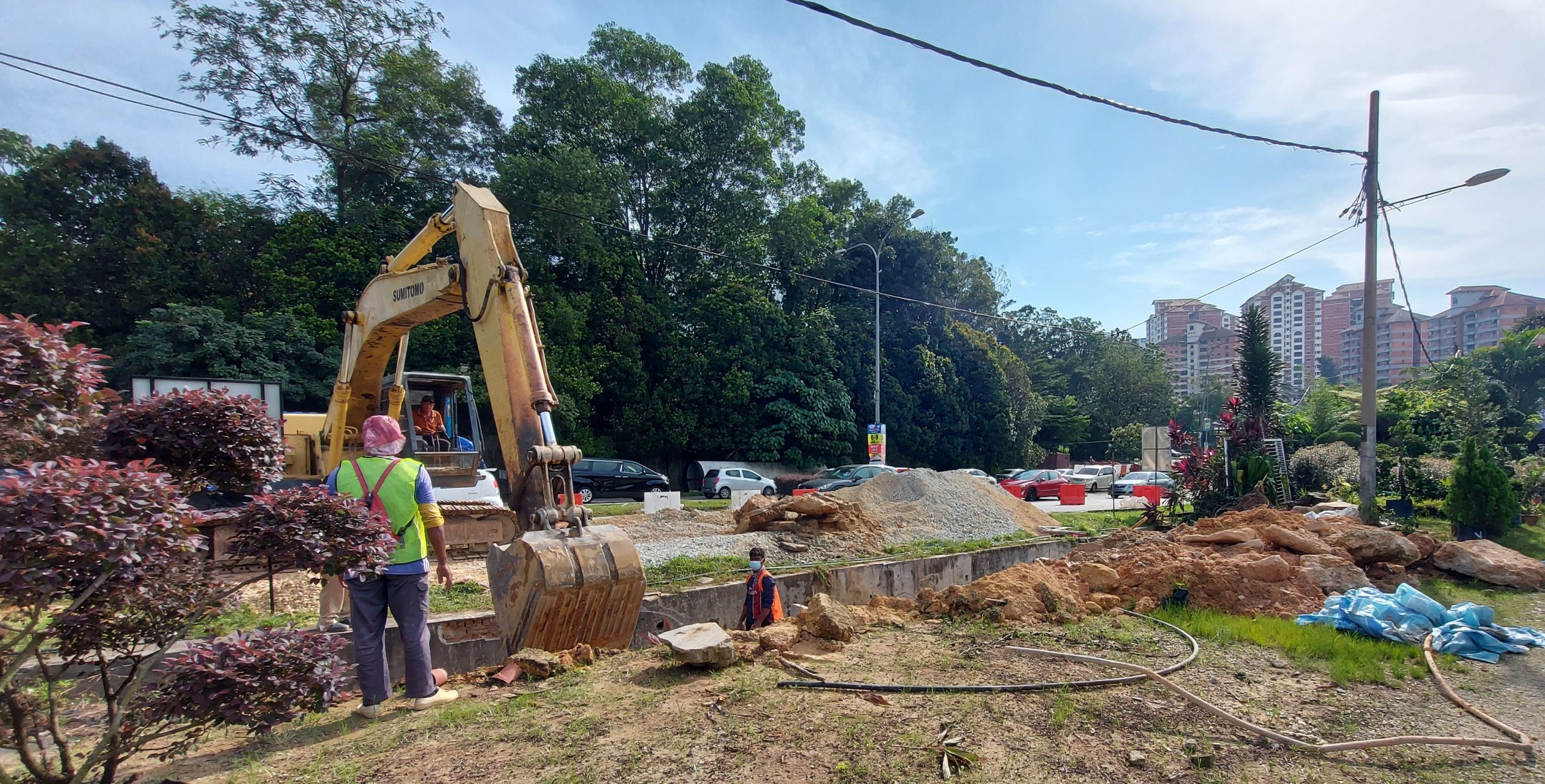 (版2头)大都会/路口两工程“夹攻”,民怨交通更拥堵/4图
