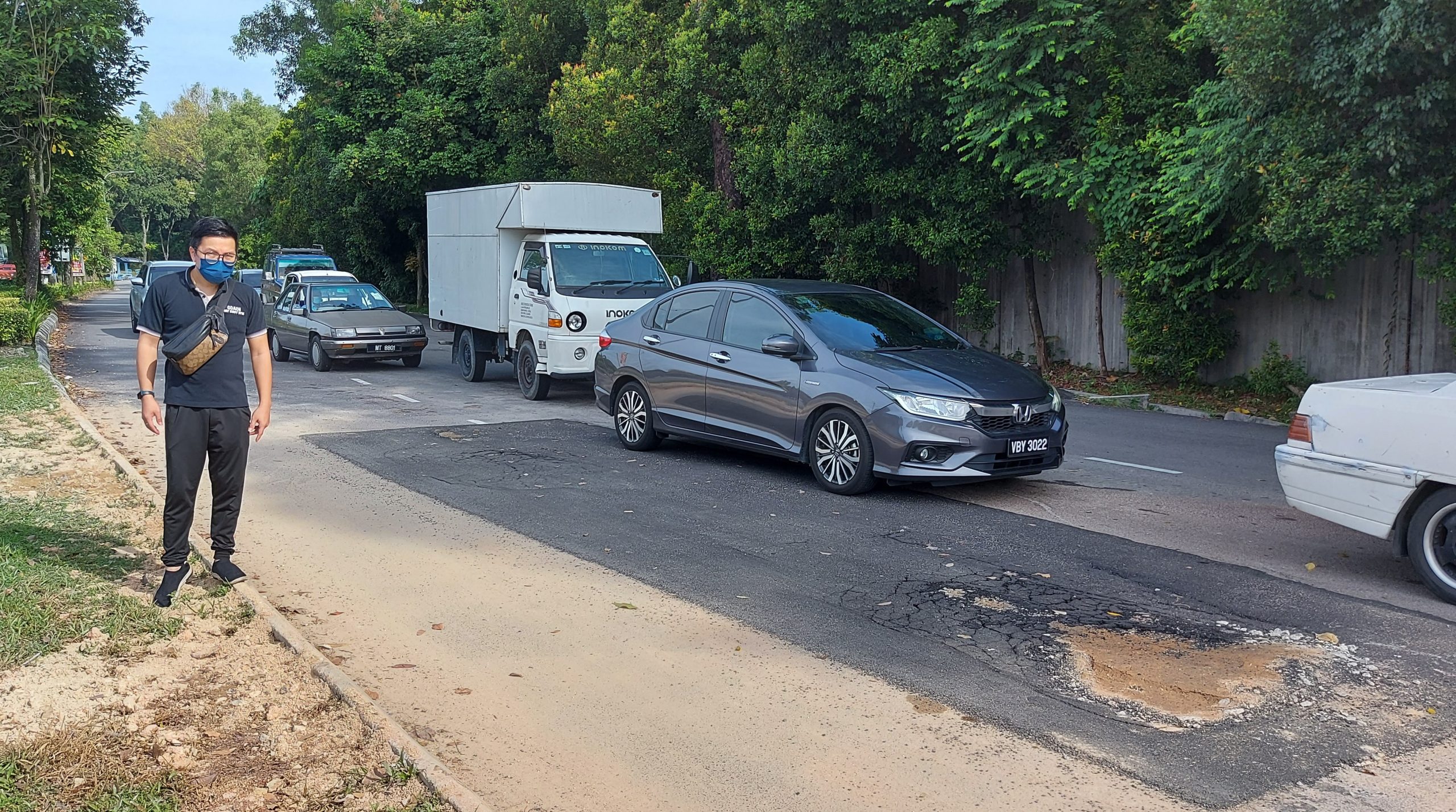 (版2头)大都会/路口两工程“夹攻”,民怨交通更拥堵/4图