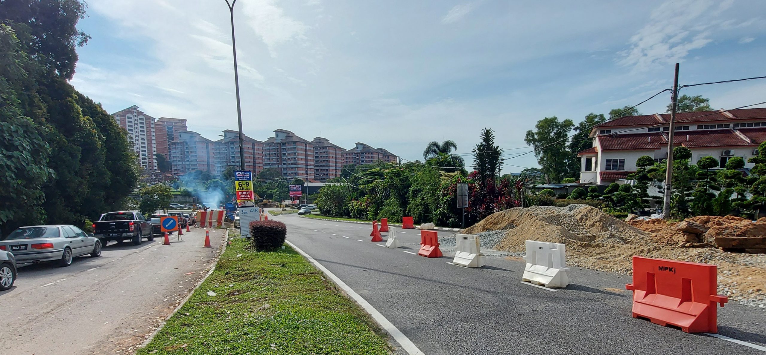 (版2头)大都会/路口两工程“夹攻”,民怨交通更拥堵/4图