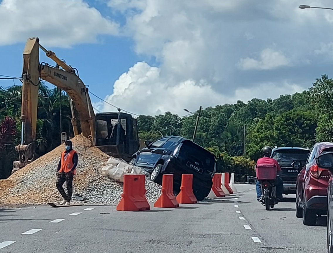 (版2头)大都会/路口两工程“夹攻”,民怨交通更拥堵/4图