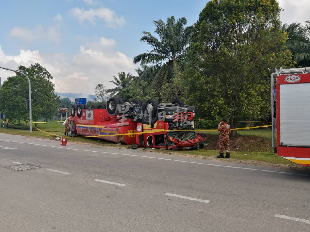 (重传,取代前稿)(古城版)消防水槽车翻覆