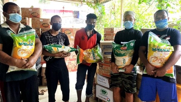 Christian volunteers, FGS collaborate to deliver rice for Orang Asli in Gua Musang