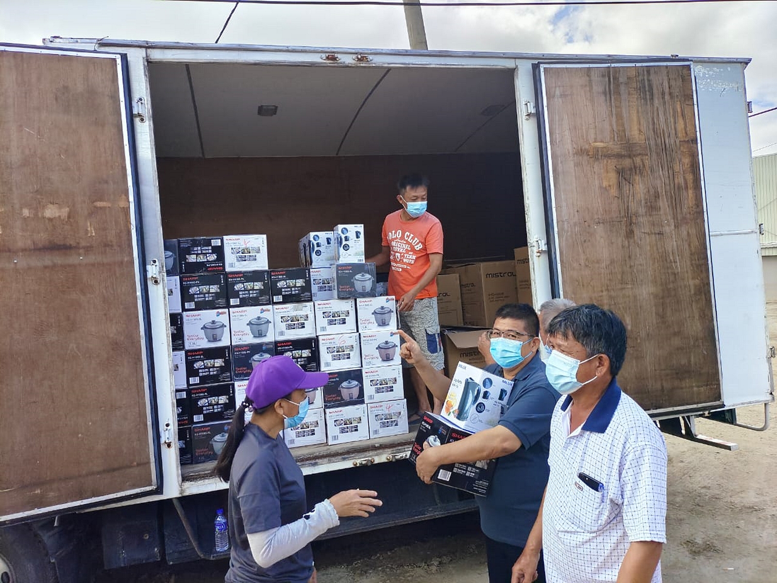 NS马口/知知港和河沙坝灾黎获萧观生基金会及慈善组织赠小电器