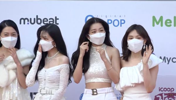 Red Velvet走红毯被逼“脱罩拍照” 双方僵持尴尬画面全曝光