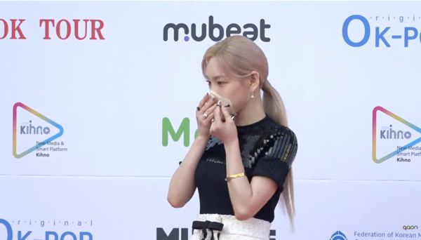 Red Velvet走红毯被逼“脱罩拍照” 双方僵持尴尬画面全曝光