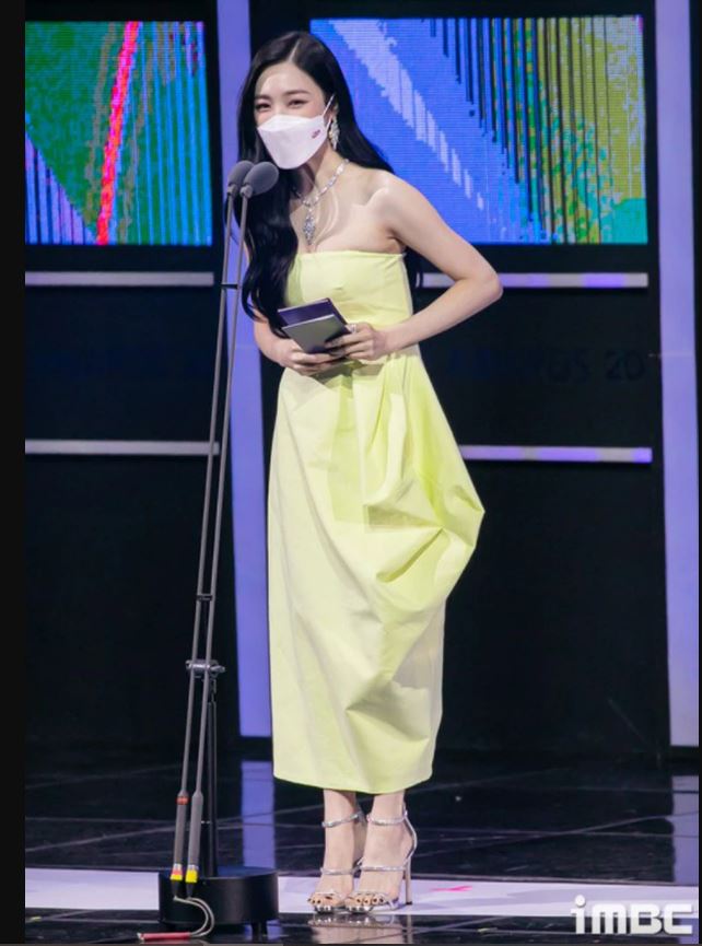 Red Velvet走红毯被逼“脱罩拍照” 双方僵持尴尬画面全曝光