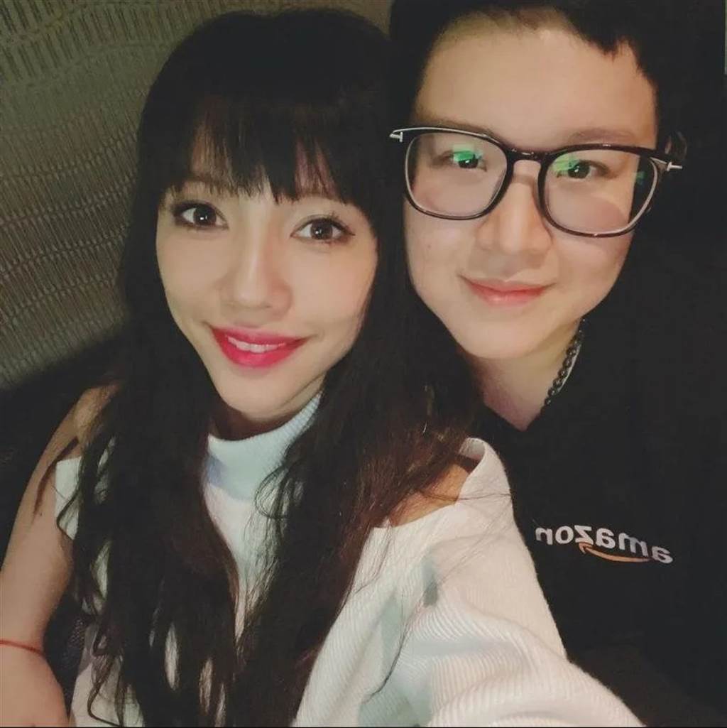 Yumi闺密再开火！左酸王力宏是蠢直男 右呛李靓蕾操控风向 