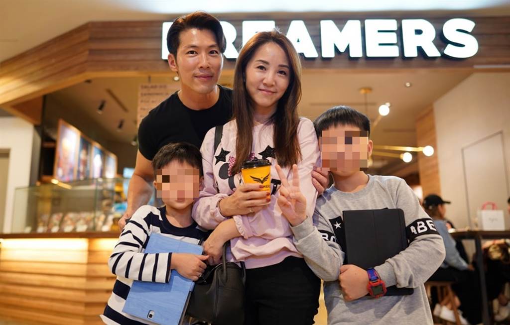 3人症状都不同.黄少祺在美妻儿确诊奥密克戎