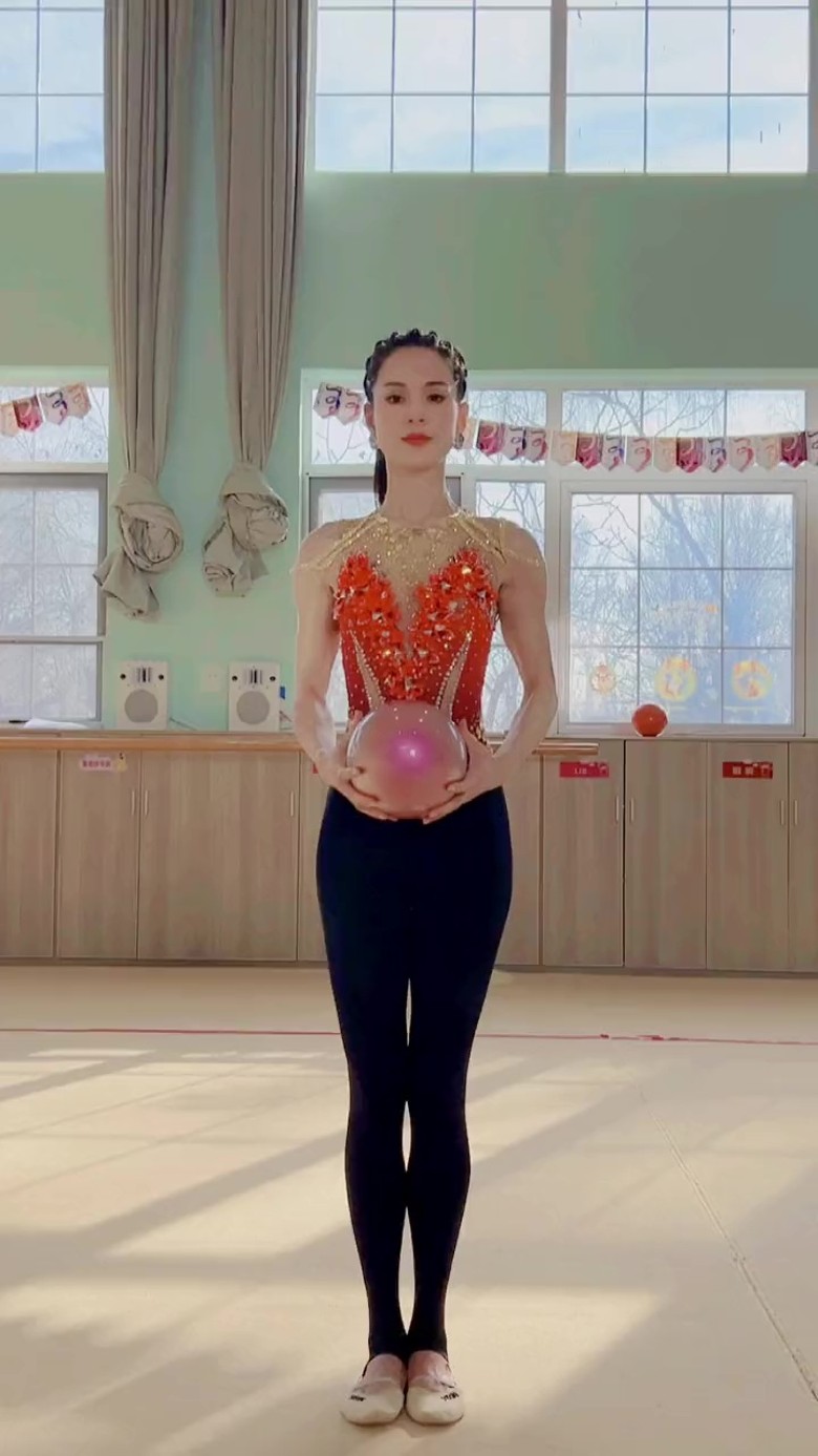 55岁李若彤玩艺术体操球 网民给100分