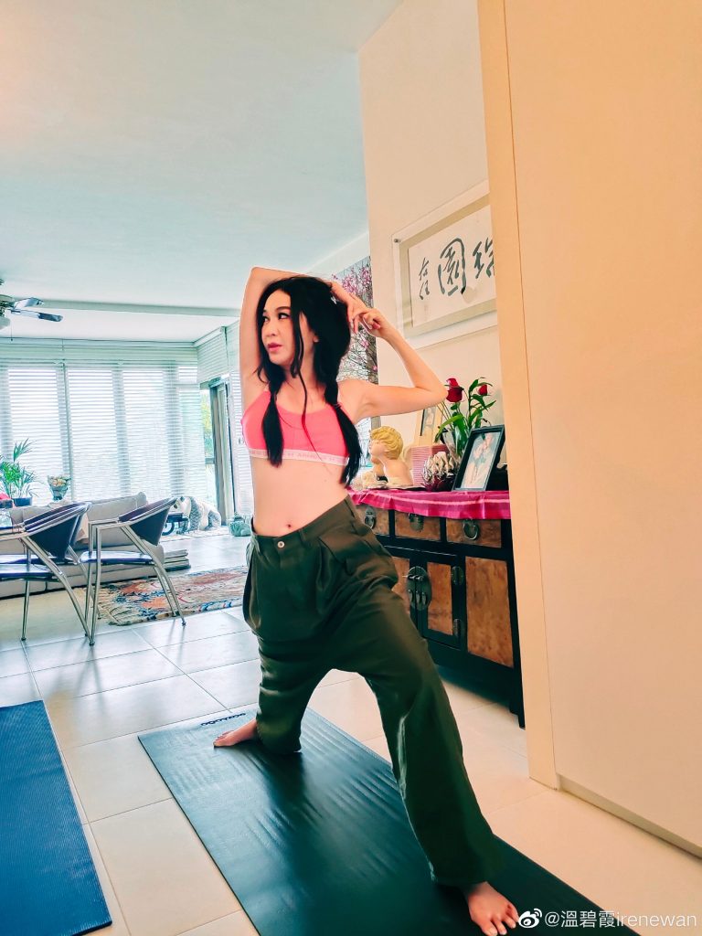 55岁温碧霞穿内衣运动　 大方放送小蛮腰