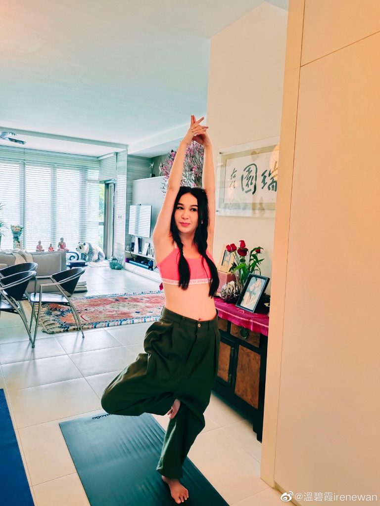 55岁温碧霞穿内衣运动　 大方放送小蛮腰