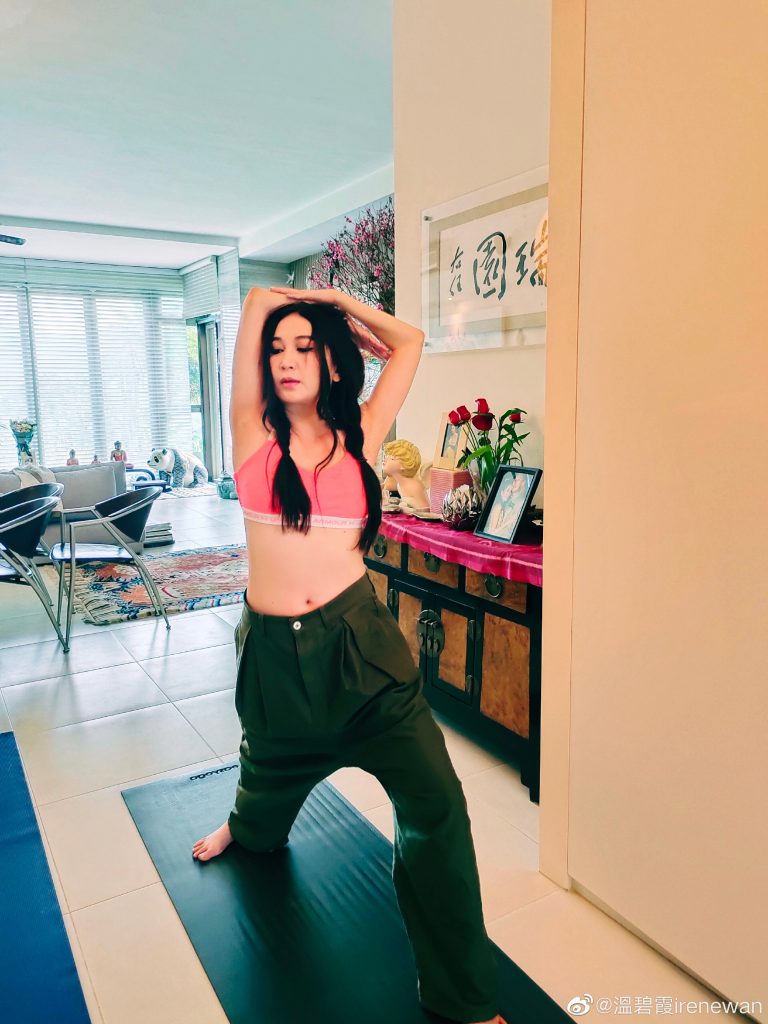 55岁温碧霞穿内衣运动　 大方放送小蛮腰