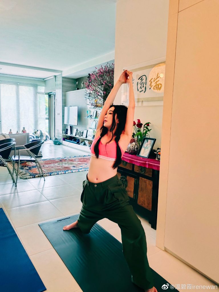 55岁温碧霞穿内衣运动　 大方放送小蛮腰