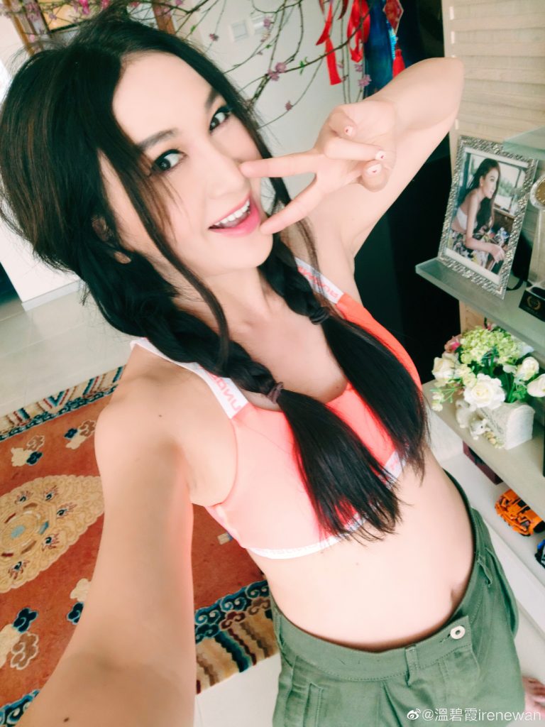 55岁温碧霞穿内衣运动　 大方放送小蛮腰