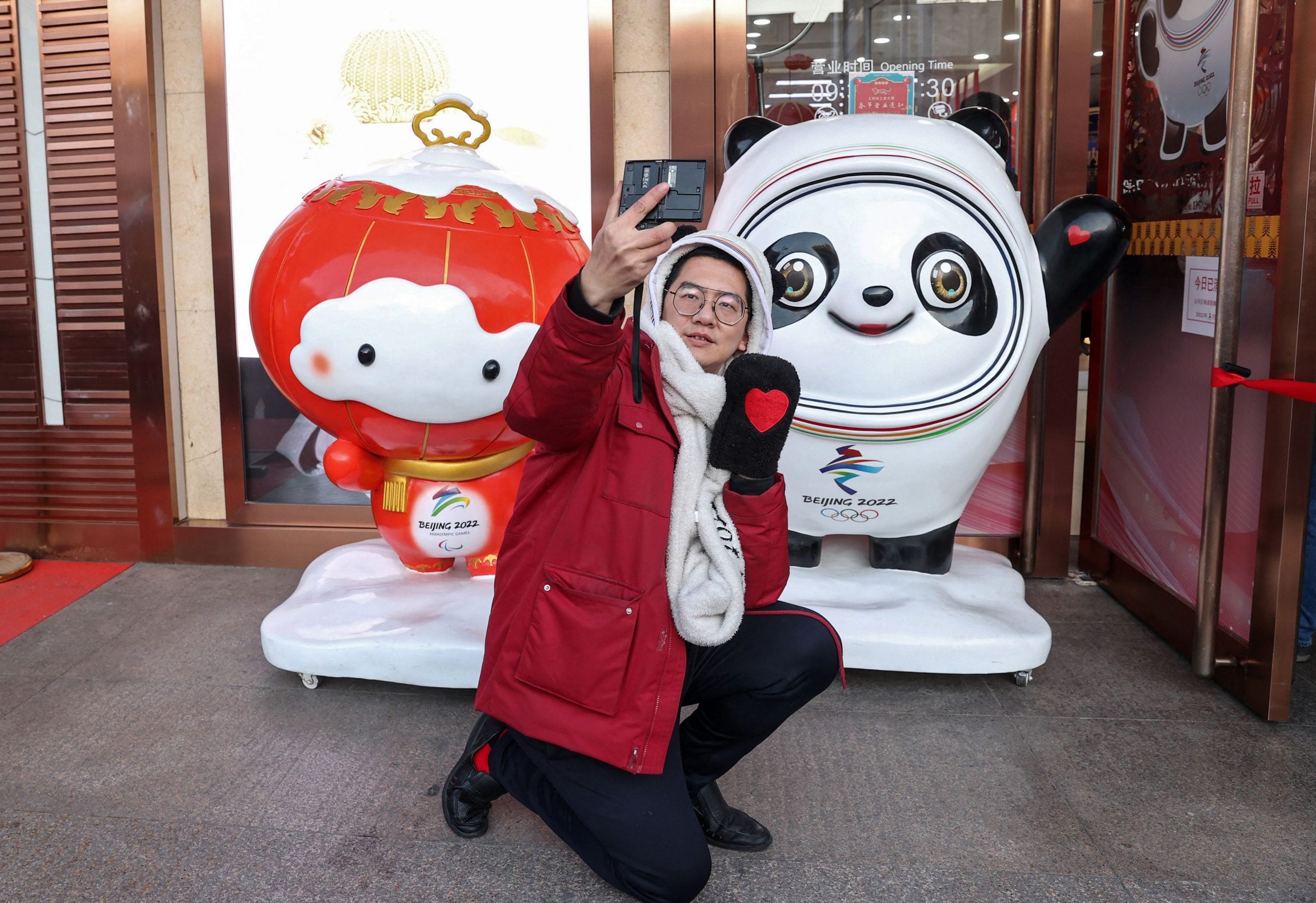 5816方案中脱颖而出  “冰墩墩”“雪容融” 温暖取胜