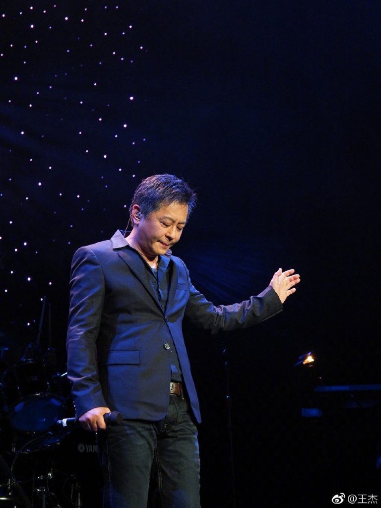 59岁王杰罕见露脸　状态回春网惊判若两人