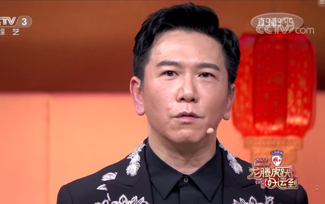 59岁罗嘉良顶大眼袋现身春晚　网叹岁月不饶人	
